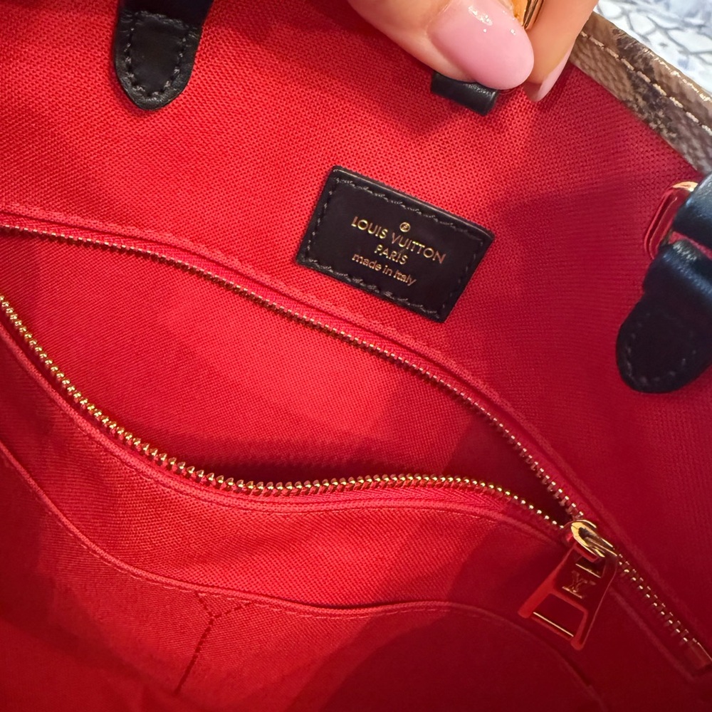 Louis Vuitton On The Go MM Tote - Picture 11 of 17